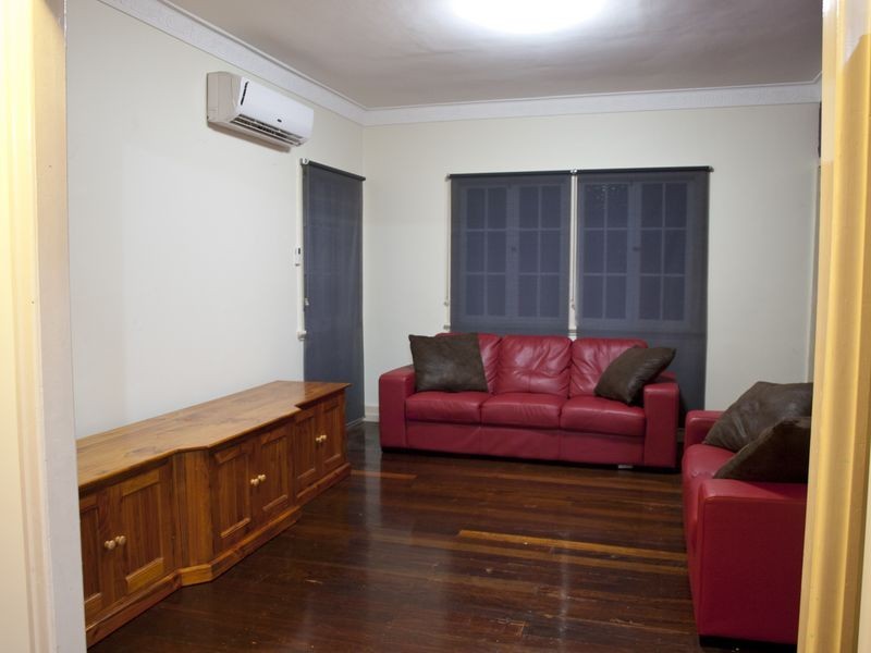 90 Holland Rd, Holland Park QLD 4121
