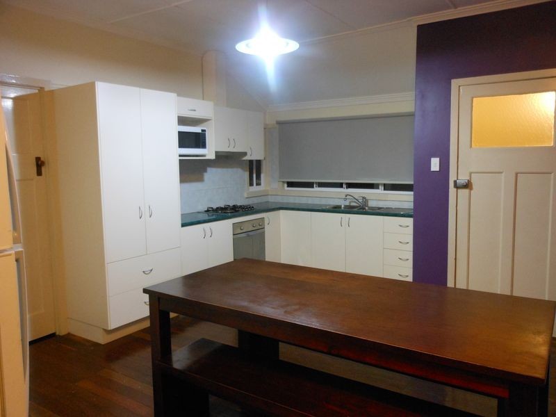 90 Holland Rd, Holland Park QLD 4121