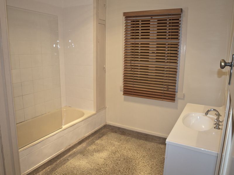 90 Holland Rd, Holland Park QLD 4121