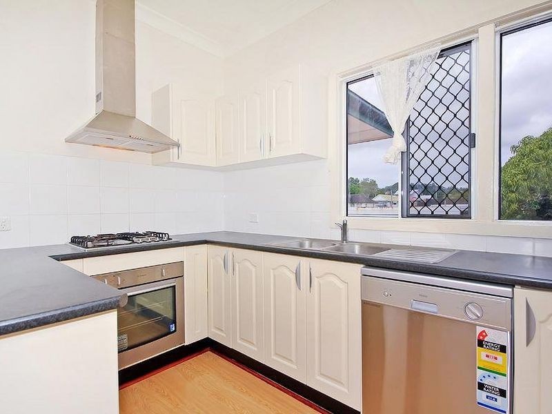 27D Roscoe St, Holland Park QLD 4121