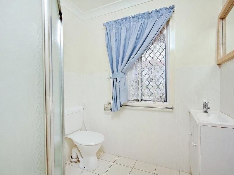 27b Roscoe St, Holland Park QLD 4121