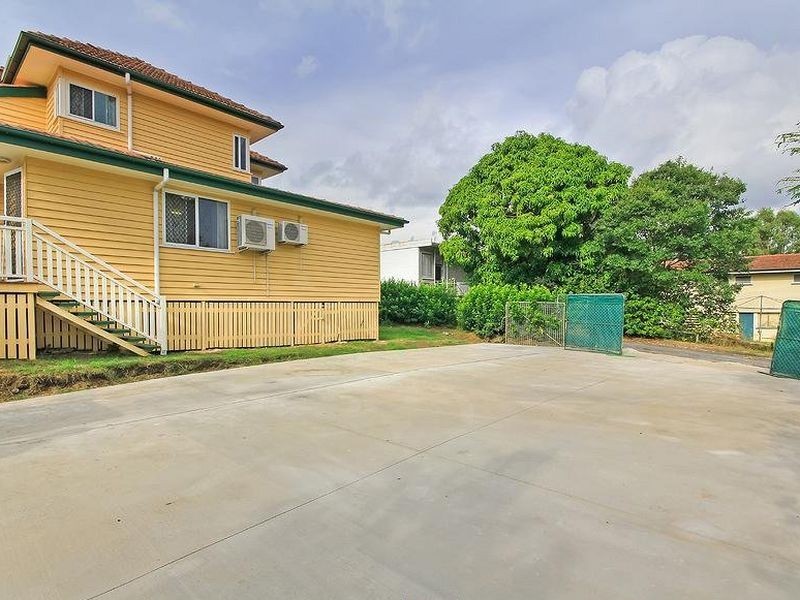 27b Roscoe St, Holland Park QLD 4121