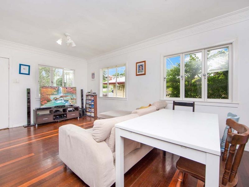 64 Marshall Road, Holland Park West QLD 4121