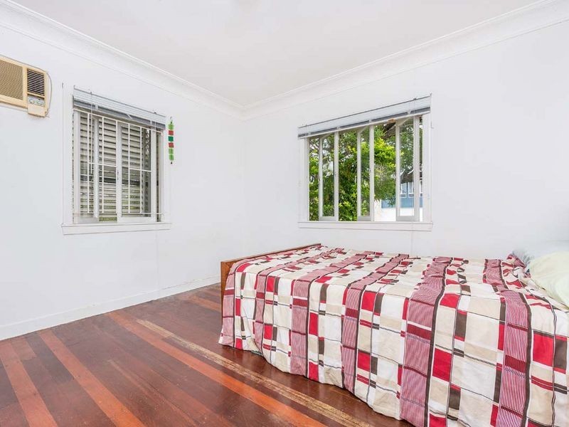 64 Marshall Road, Holland Park West QLD 4121