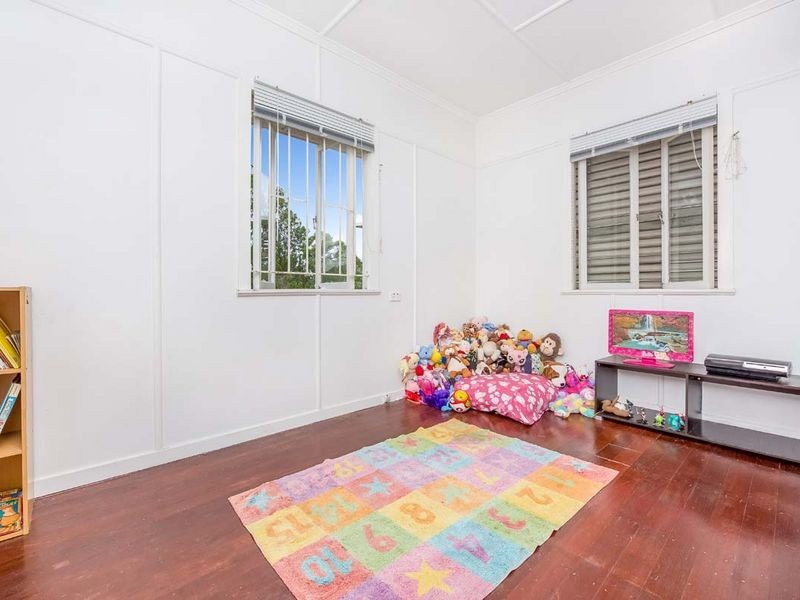 64 Marshall Road, Holland Park West QLD 4121