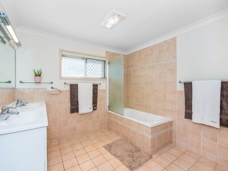 16 Flynn Street, Holland Park West QLD 4121