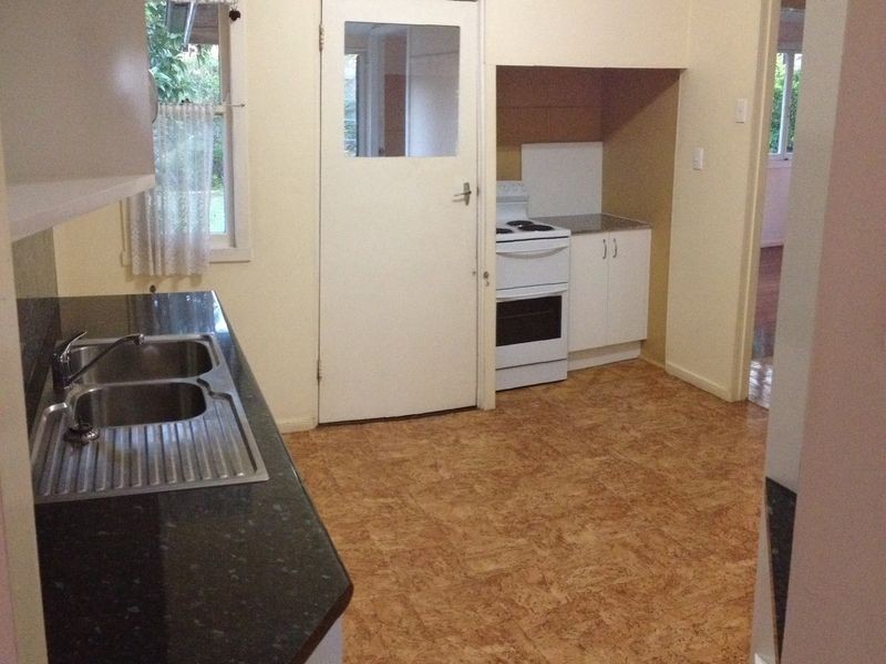 32 Swain St, Holland Park West QLD 4121