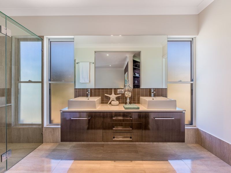 33 Palm Ave, Holland Park West QLD 4121