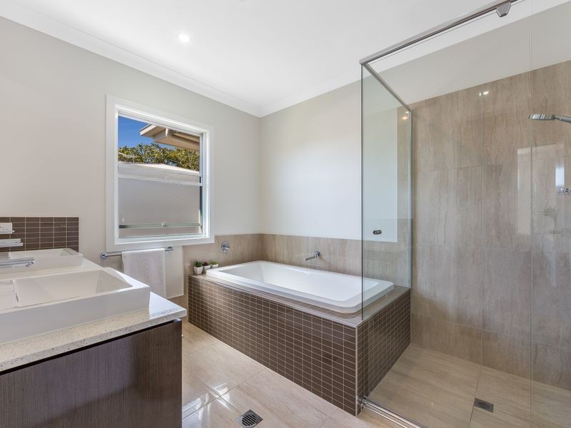 33 Palm Ave, Holland Park West QLD 4121