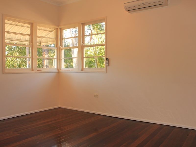 847 Logan Rd, Holland Park West QLD 4121