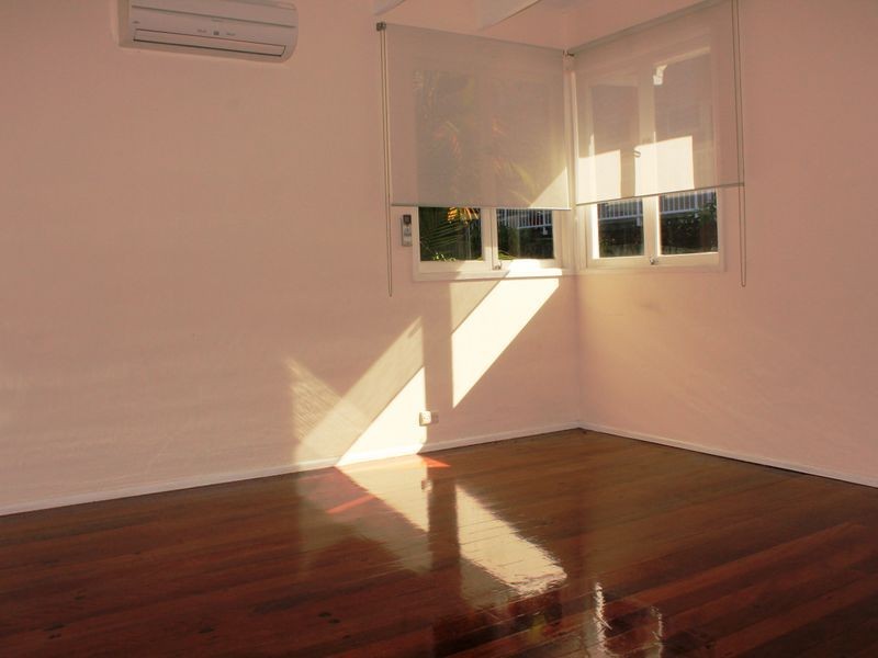 847 Logan Rd, Holland Park West QLD 4121