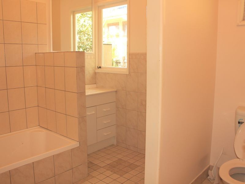 847 Logan Rd, Holland Park West QLD 4121