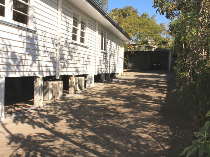 847 Logan Rd, Holland Park West QLD 4121