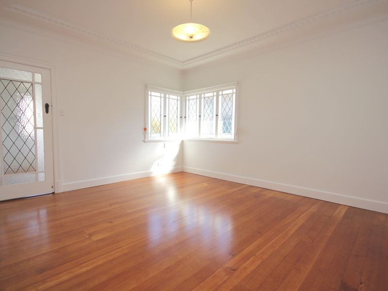 22 Curlewis St, Holland Park West QLD 4121