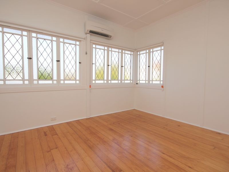 22 Curlewis St, Holland Park West QLD 4121