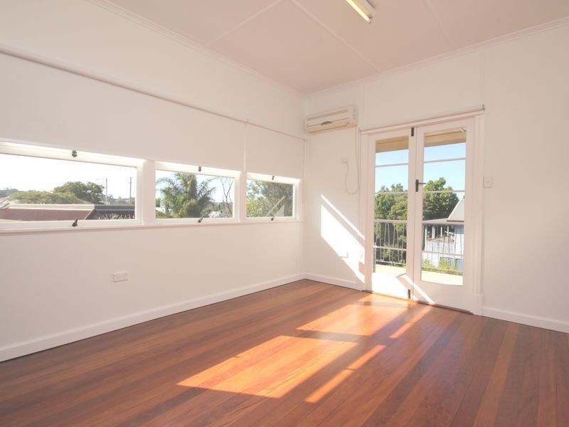 22 Curlewis St, Holland Park West QLD 4121