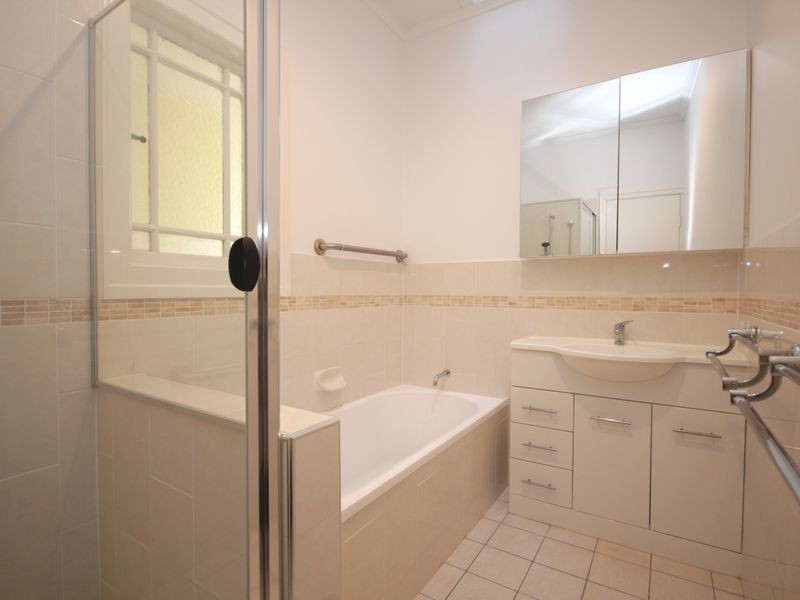 22 Curlewis St, Holland Park West QLD 4121