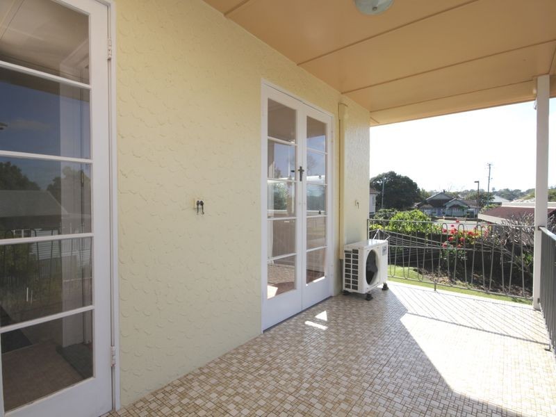 22 Curlewis St, Holland Park West QLD 4121