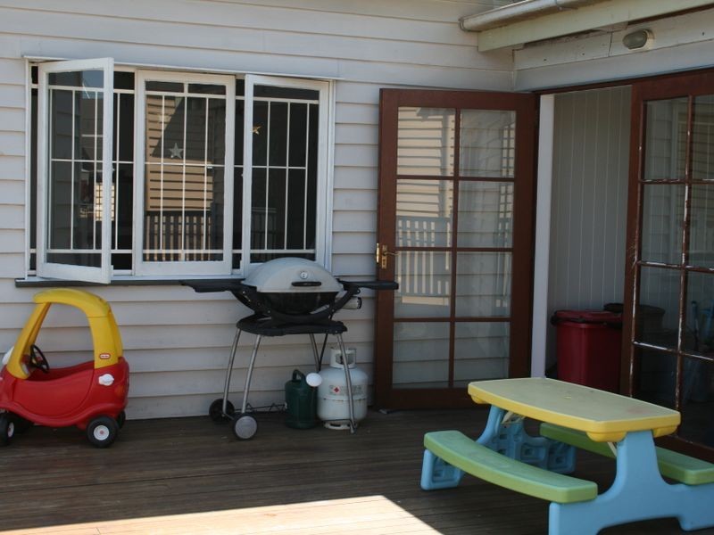 15 Burlington Street, Holland Park QLD 4121