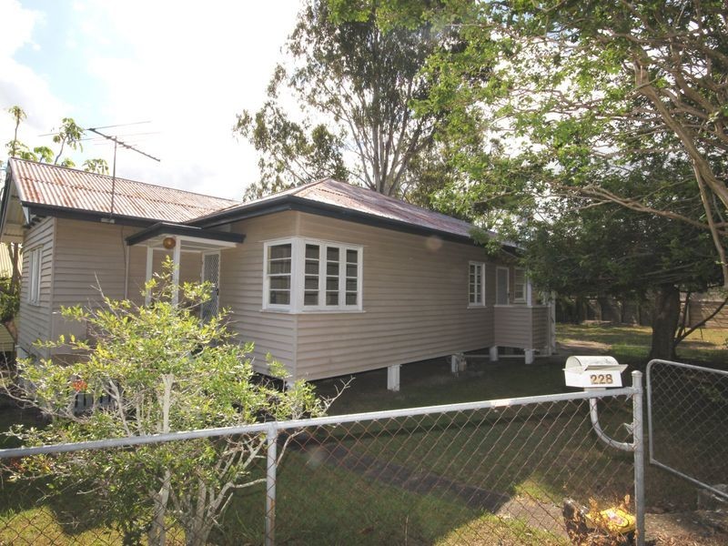 228 Beddoes Street, Holland Park QLD 4121
