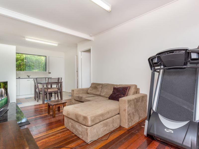 43 Holland Rd, Holland Park QLD 4121