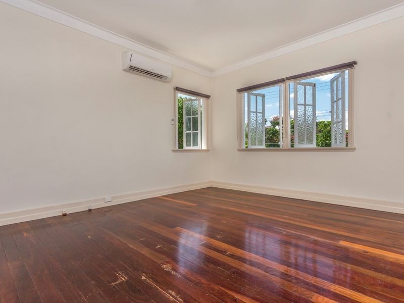 90 Holland Rd, Holland Park QLD 4121