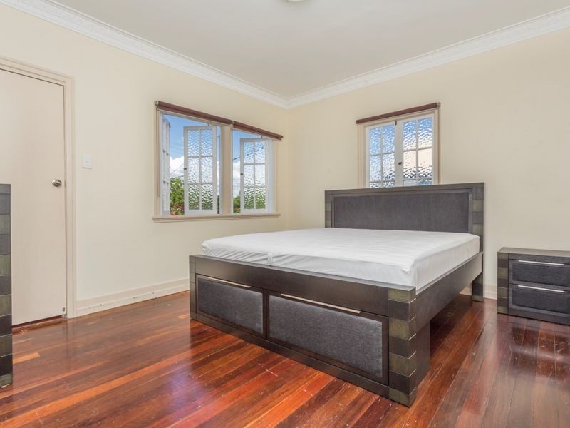 90 Holland Rd, Holland Park QLD 4121