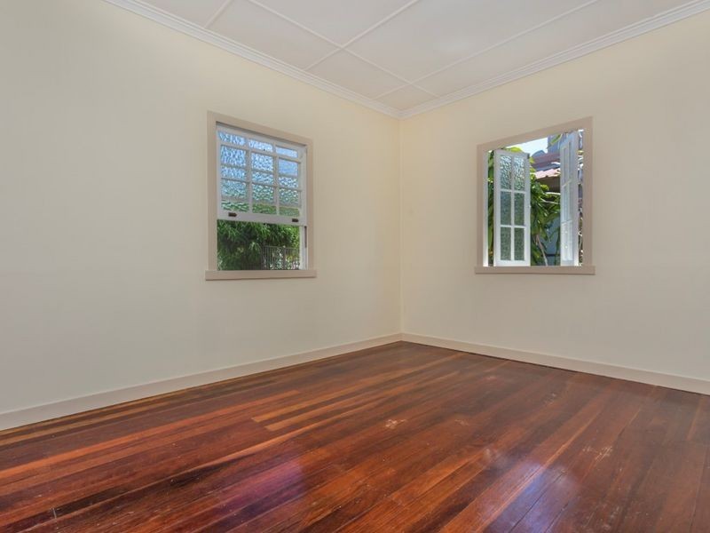 90 Holland Rd, Holland Park QLD 4121