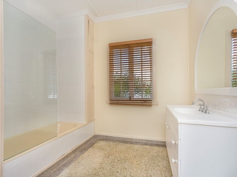 90 Holland Rd, Holland Park QLD 4121