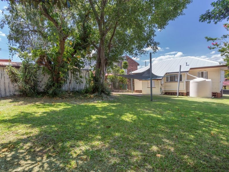 90 Holland Rd, Holland Park QLD 4121