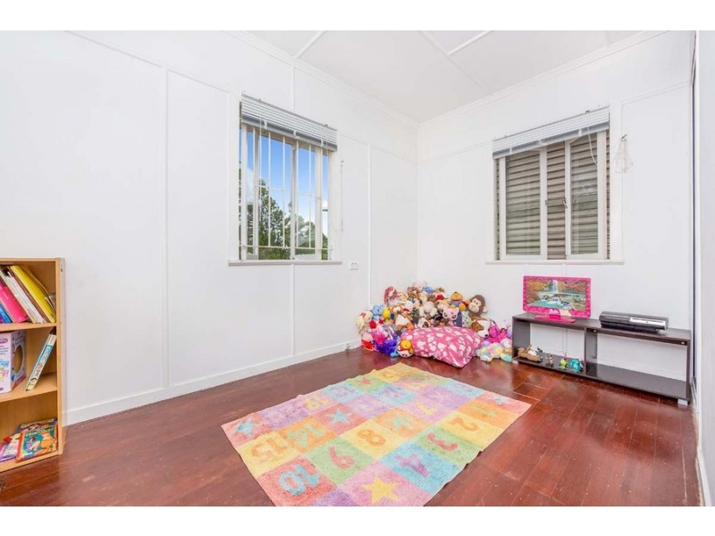 64 Marshall Road, Holland Park West QLD 4121