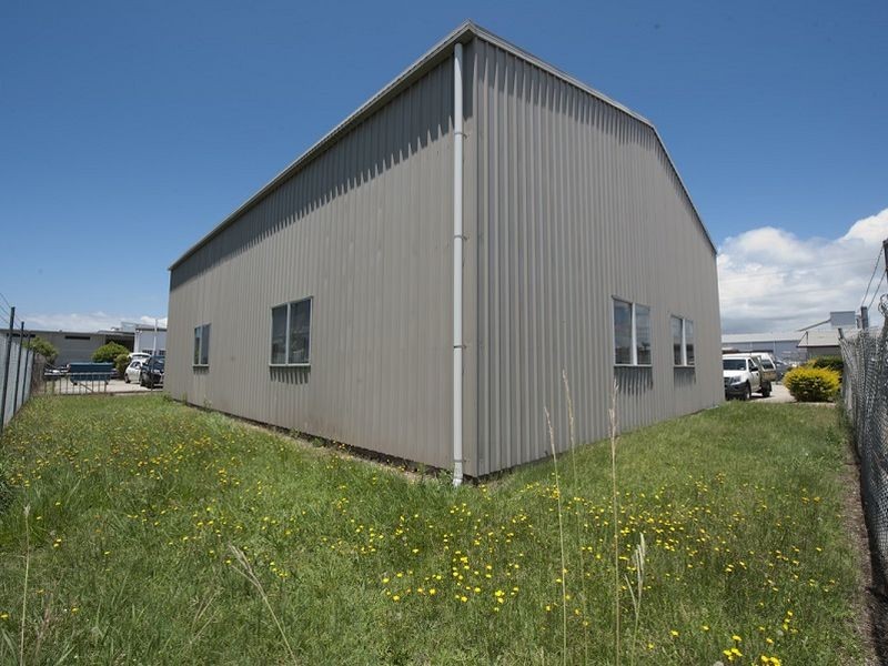 19 Daniel Street, Caloundra QLD 4551