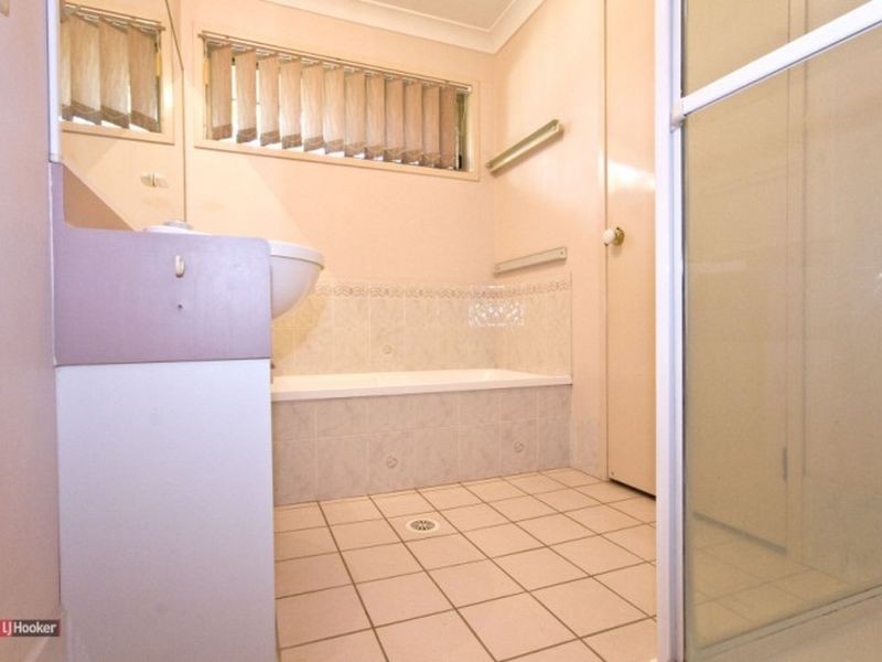 143 Middle Road, Hillcrest QLD 4118