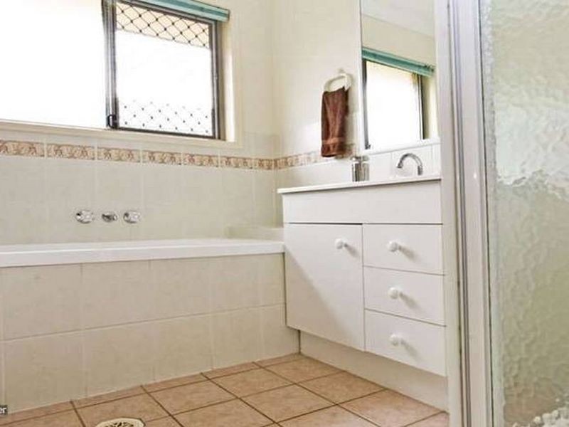 8 Park Close, Hillcrest QLD 4118