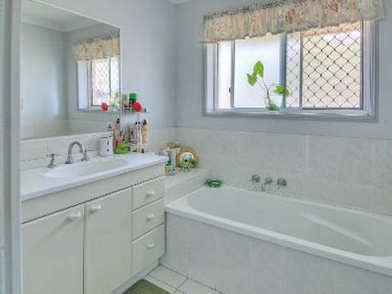 1B Helmet Court, Hillcrest QLD 4118