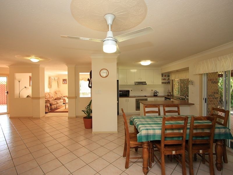 15 Pinnacle Close, Regents Park QLD 4118