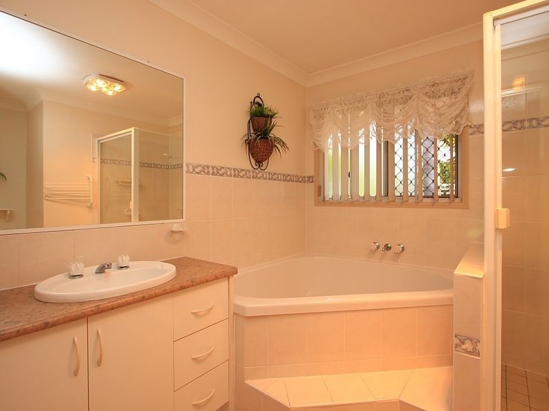 15 Pinnacle Close, Regents Park QLD 4118