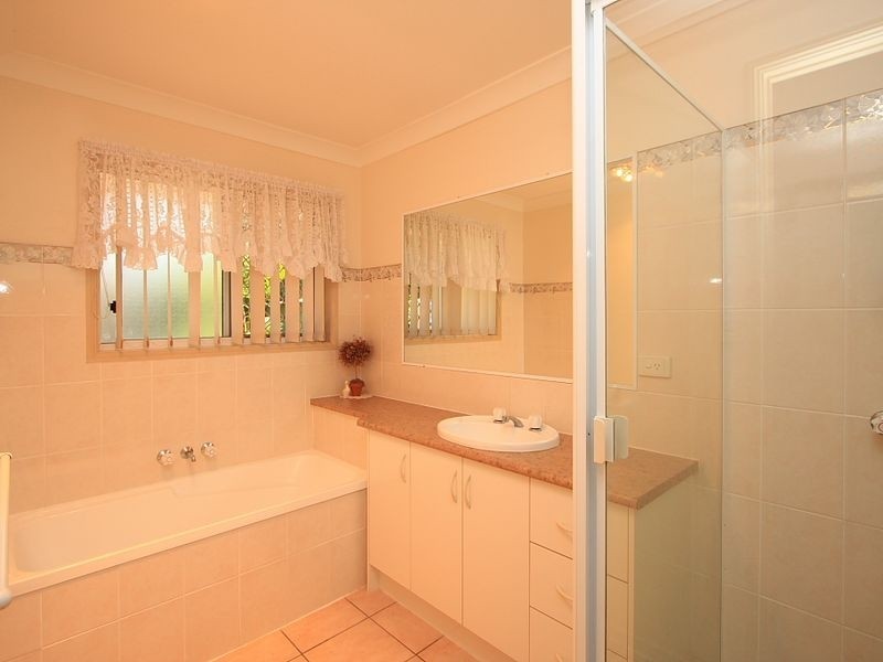 15 Pinnacle Close, Regents Park QLD 4118