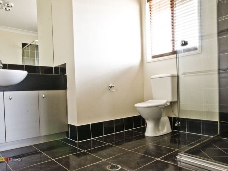 5 Resi Drive, Regents Park QLD 4118