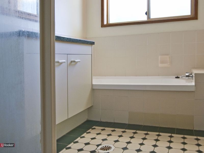 1 Iberis Court, Regents Park QLD 4118