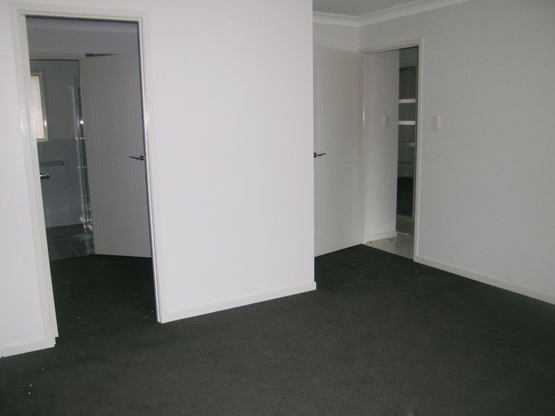 4 Charlton Place, Regents Park QLD 4118