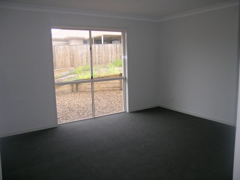 4 Charlton Place, Regents Park QLD 4118