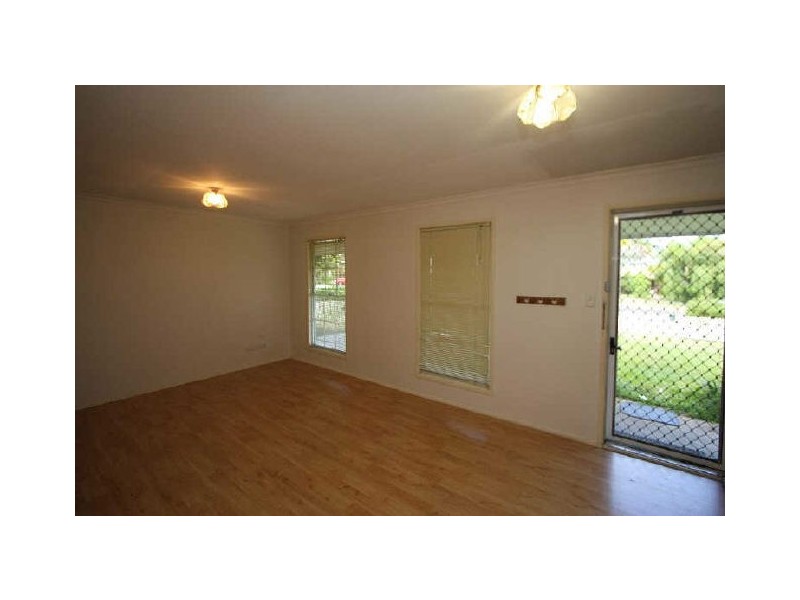 8 Holcus Court, Crestmead QLD 4132