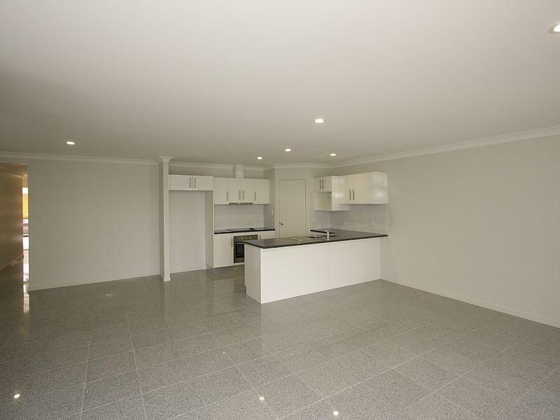 2/20 Charlton Place, Regents Park QLD 4118