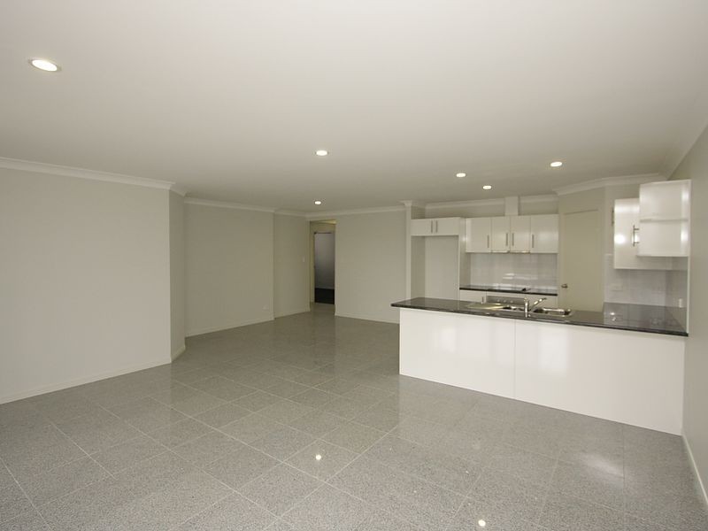 2/20 Charlton Place, Regents Park QLD 4118