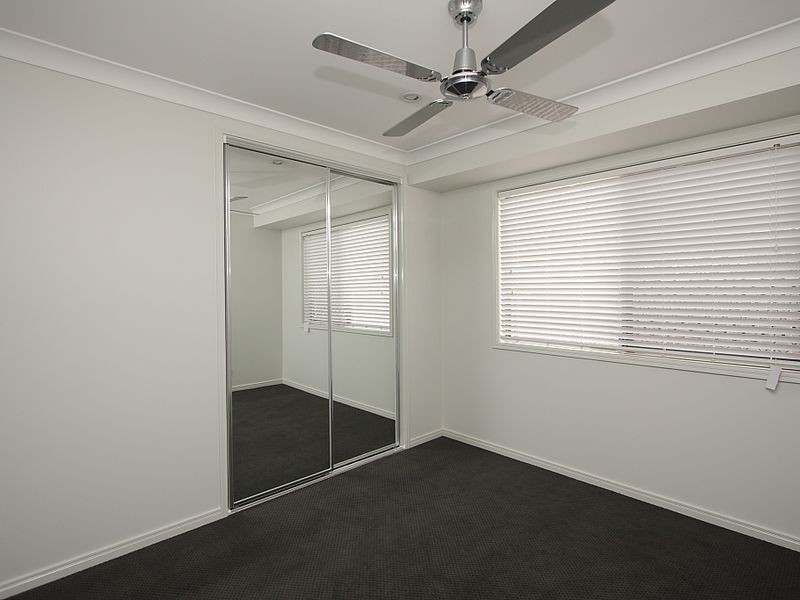 2/20 Charlton Place, Regents Park QLD 4118