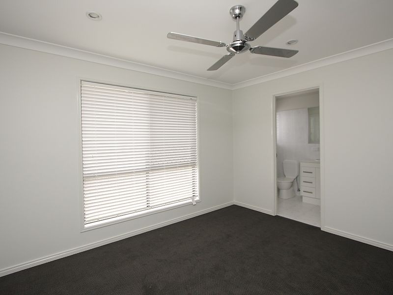 2/20 Charlton Place, Regents Park QLD 4118