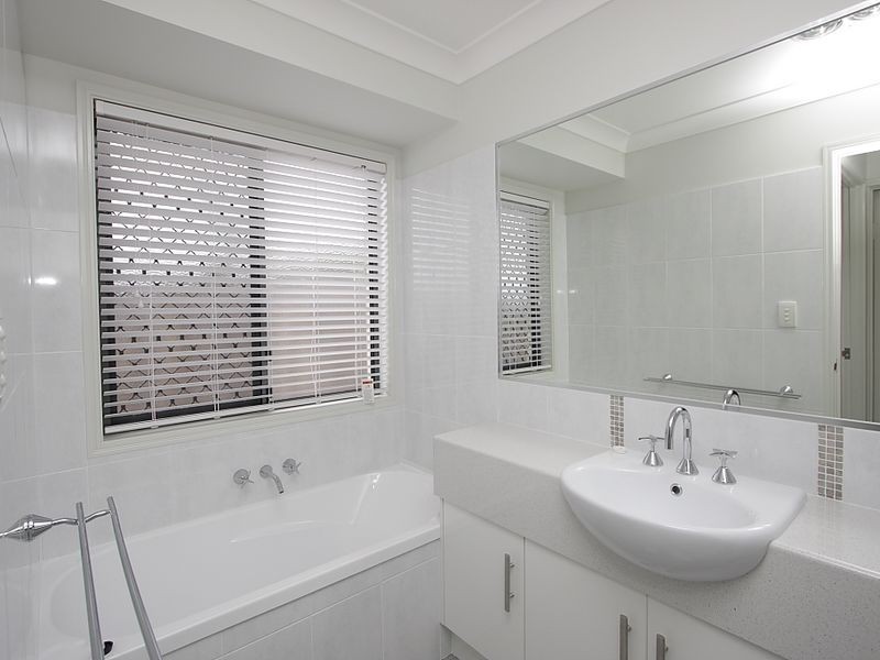 2/20 Charlton Place, Regents Park QLD 4118