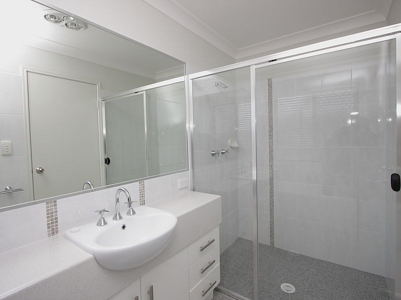 2/20 Charlton Place, Regents Park QLD 4118