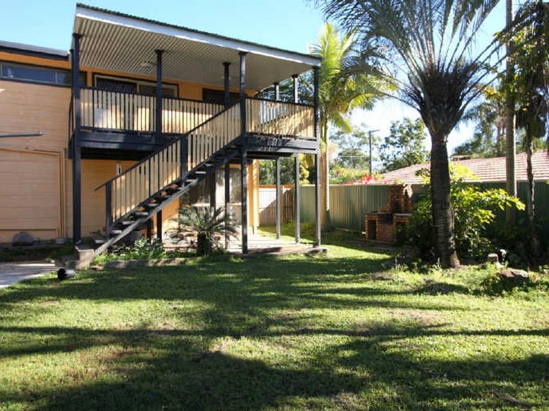 9 Pine Street, Hillcrest QLD 4118